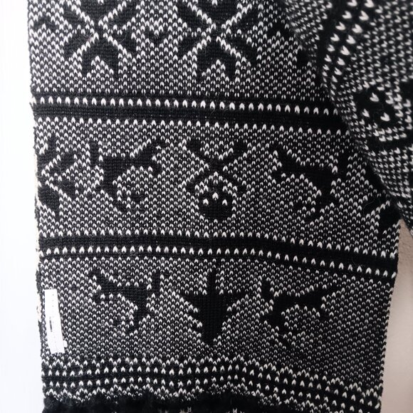 Vans Black & White Skull and Crossbones Reindeer Christmas Knit Scarf - Picture 5 of 7